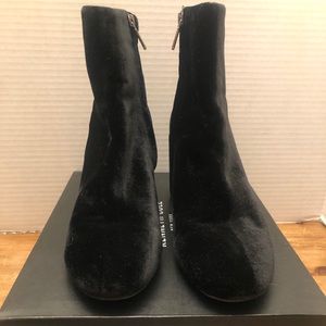 Kenneth Cole Women’s Renna Velvet Ankle Boot Black